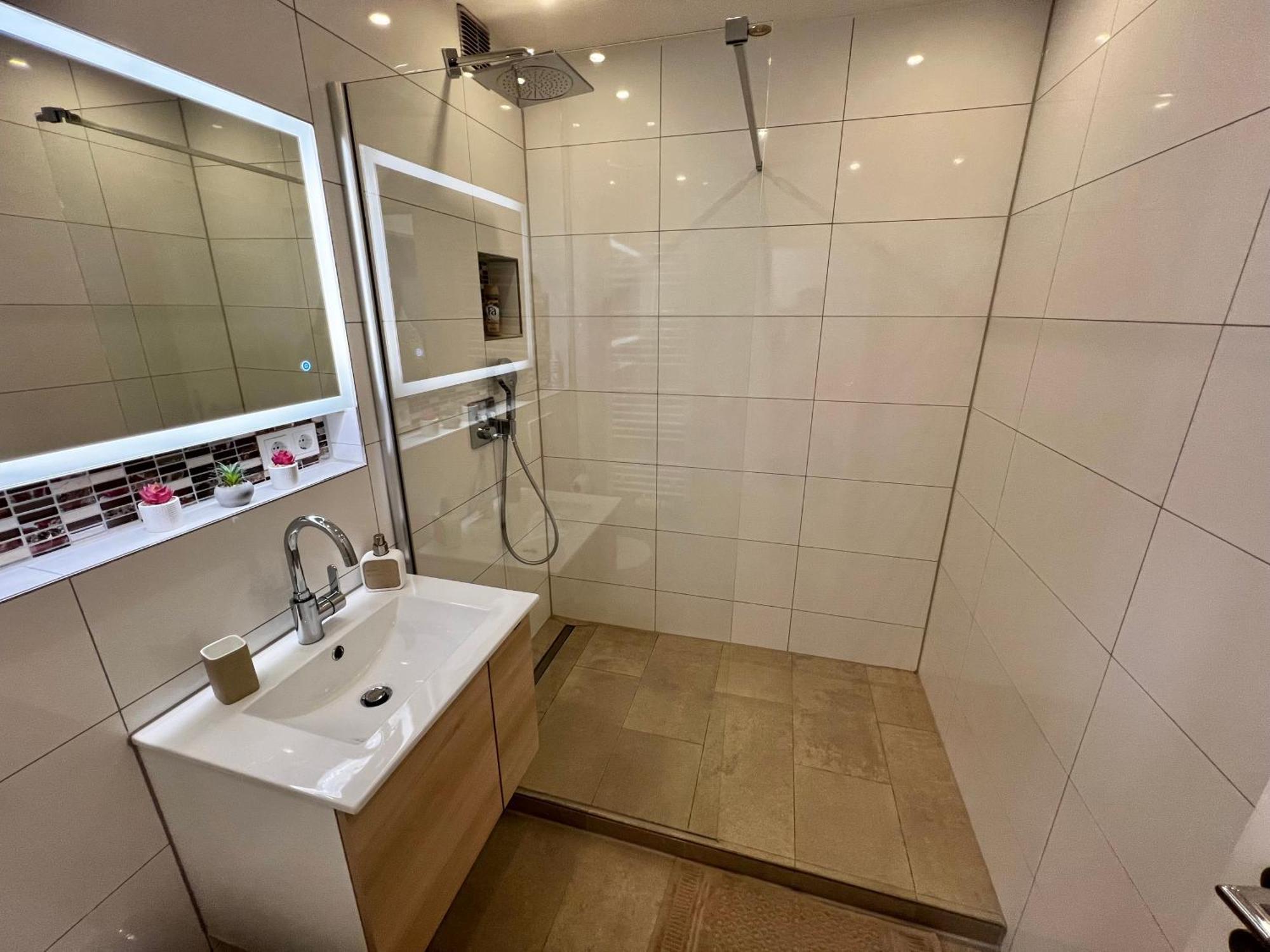 Lilis Apartment Mit Balkon アウグスブルク エクステリア 写真