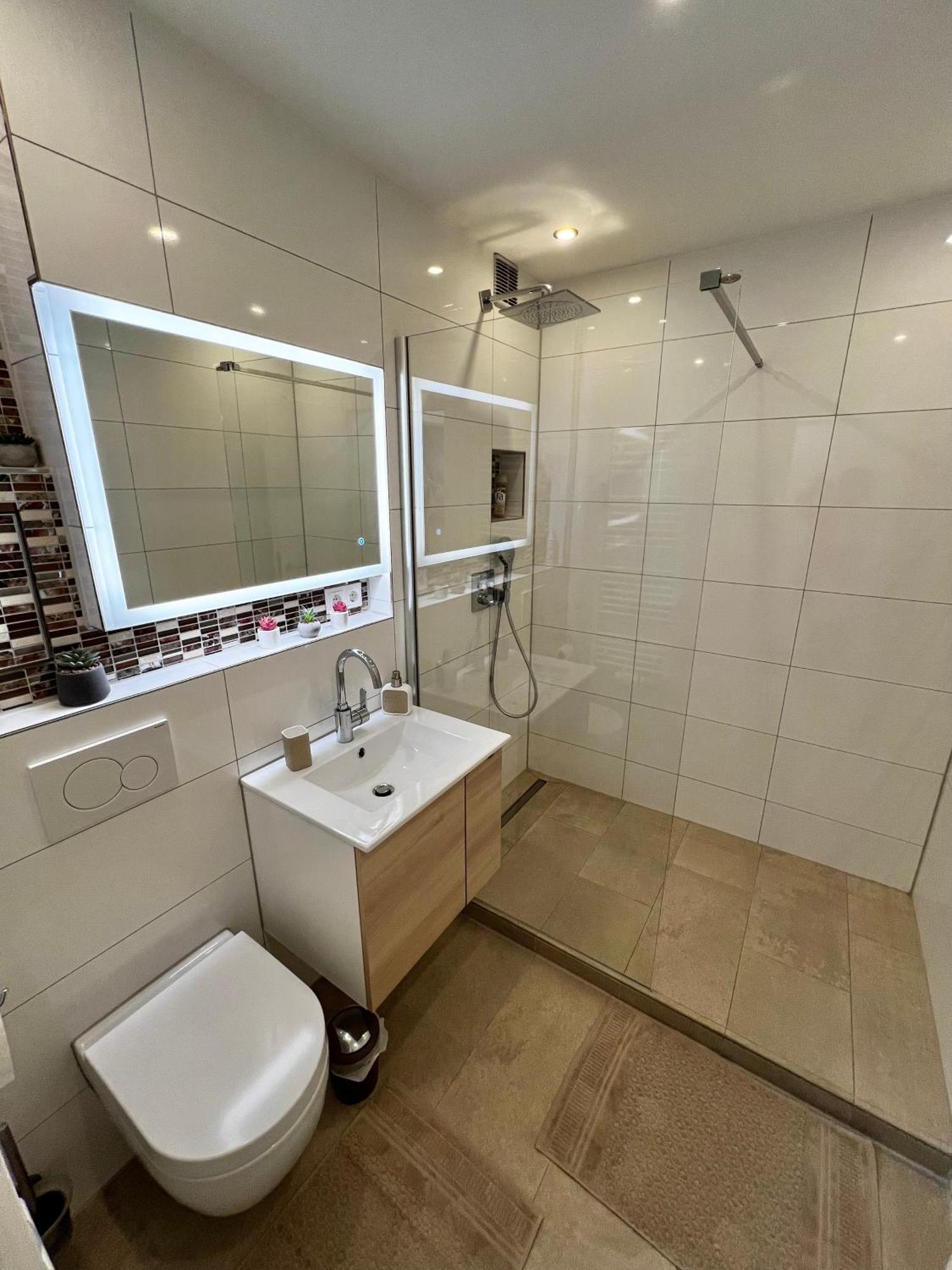 Lilis Apartment Mit Balkon アウグスブルク エクステリア 写真